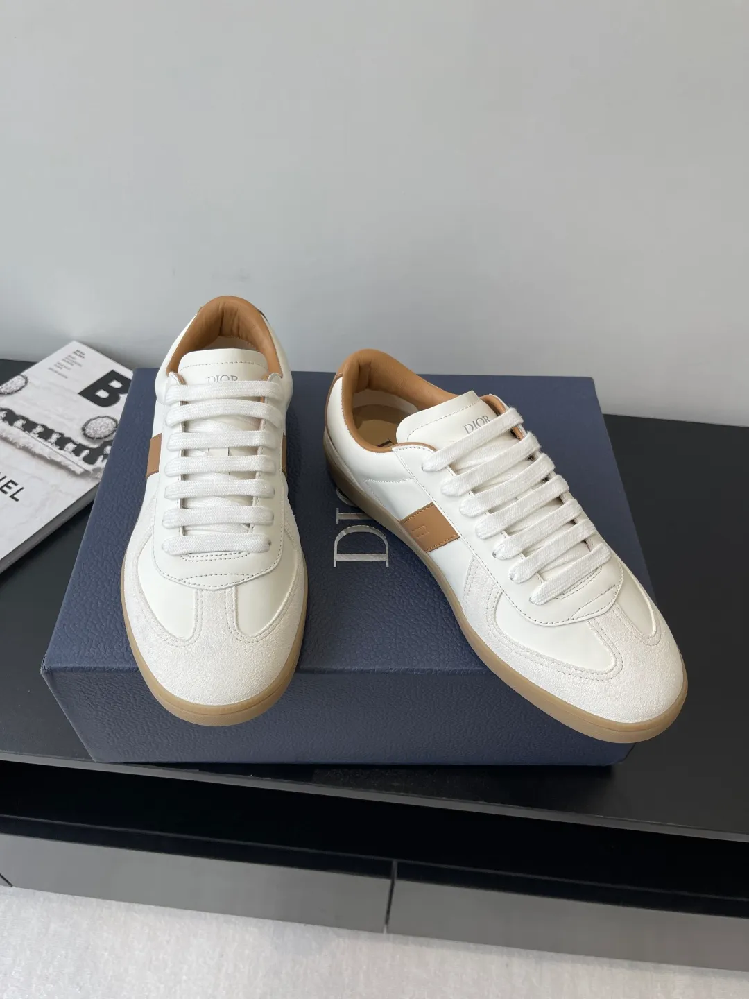 Factory price: 420💰The top version of Dior 25ss new product B01 moral training shoes. The toe size design of the couple's style is a bit wider. The upper foot comfort is perfect. The thread is beautiful. Perfectly suitable for trousers. Decorated with various classic details. It is the ideal choice for daily styling. It can be matched with various casual items to create exquisite shapes. Fabric first layer cowhide/lining sheepskin T men's shoes💰U original outsole Code number: 38-44, customized 45
